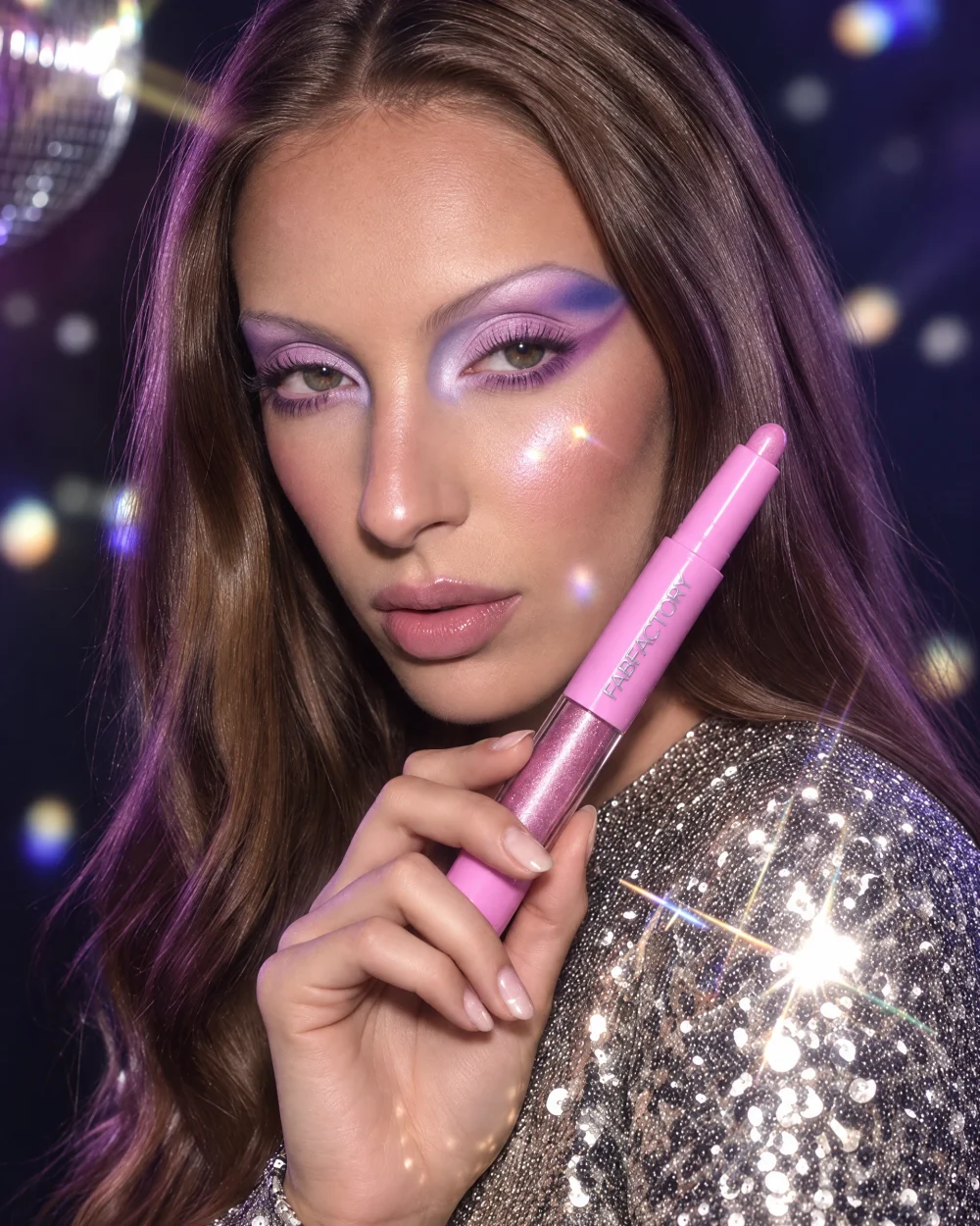 The same picture in HD, with the skin, the make-up and the crayon sharp.